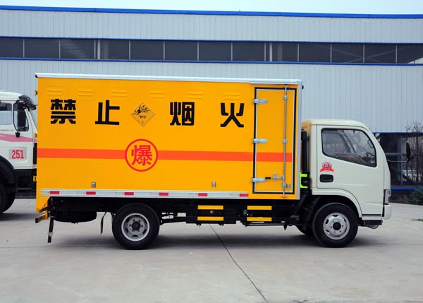 東風(fēng)多利卡1.2噸民爆器材專用車(chē)