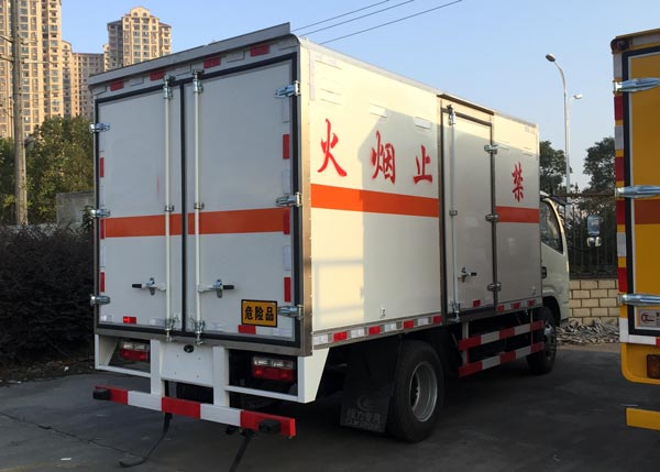 東風(fēng)多利卡1.2噸民爆器材專用車(chē)