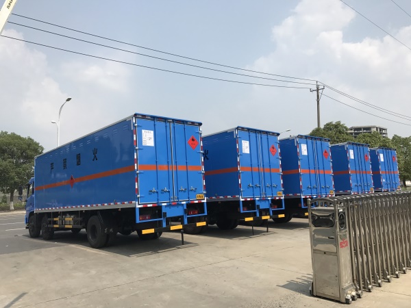 東風(fēng)天錦8.6米易燃液體廂式運輸車