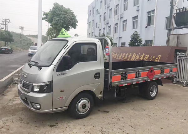 東風(fēng)途逸3.2米1.5噸藍(lán)牌氣瓶運(yùn)輸車(chē)