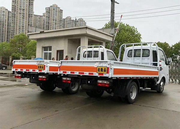 東風(fēng)途逸3.2米1.5噸藍(lán)牌氣瓶運(yùn)輸車(chē)