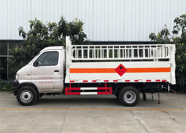 東風(fēng)俊風(fēng)3.3米1.5噸藍(lán)牌氣瓶運(yùn)輸車(chē)